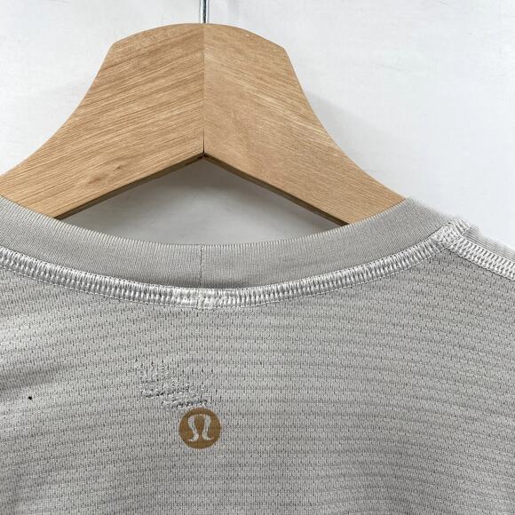 Lululemon gray white mens short sleeve tee - Picture 4 of 7